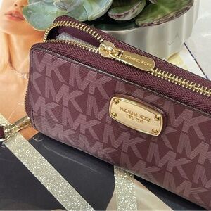 (new+tag) Michael Kors wristlet signature monogram large flat phone case…